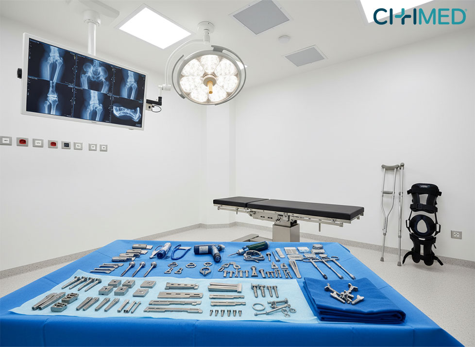 A sterile operating room with equipment arranged on the table, ready for orthopaedic procedures for accident treatment.
